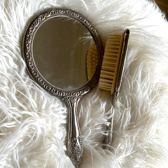 Accessories - Vintage Silver Plated Mirror and
Brush Vanity Set. 1950's Weighted.